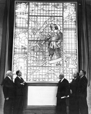 컬럼비아 대학교 버틀러 도서관에 있는 피터 스토이베산트의 스테인드글라스 묘사를 1954년에 공개하는 모습. 이는 뉴암스테르담 건국 300주년을 기념하기 위한 것이었지만, 실제로는 뉴욕시의 문장에 적힌 날짜에 따르면 329주년, 또는 시가 시정 권한을 받은 지 301주년이 되는 해에 헌정되었다.