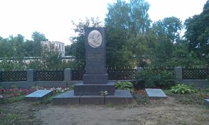 니콜라이 예고로비치, 엘레나, 세르게이 주콥스키의 무덤