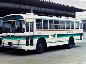 4R82 1974년식협동 버스 리켄 콜란덤 특정 차량명판의 표시는 쇼와 49년 5월 제조로 되어 있으며, 본 계열 최후기 제조 차량이다(1986년 촬영).