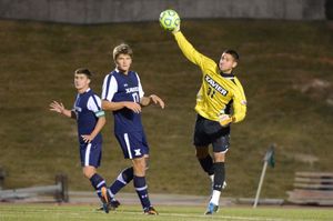 2012년 애틀랜틱 10 토너먼트 준결승에서 자비에를 위해 뛰고 있는 하글룬드(가운데)