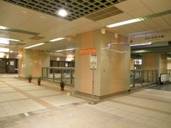 가오슝 첩운에서 유일하게 중층 단선 승강장을 채택한 역.