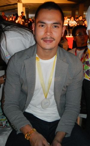 제이크 쿠엔카는 데이비드 "데이브" M. 가르시아 주니어 중위 역을 맡았다.