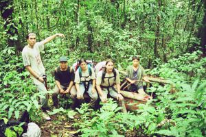 1961년 시카고 캐러밴이 버리고 간 '잃어버린 코베어'에서 휴식 중인 멕시코 도보 횡단자.