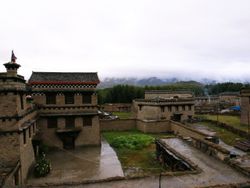 다오청 현에 있는 호텔에서 바라본 풍경