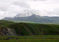 캉딩 시의 타궁 초원에서 티베트인의 성산인 야라산(아라산)을 바라본 모습. 산 자체는 다오푸 현과 단바 현의 경계선에 위치한다.