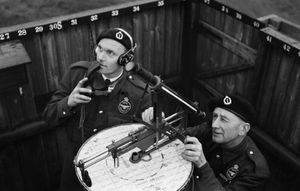 ROC (Royal Observer Corps: 왕립 감시단)의 플로터가 자신의 포스트 기기 플로터로 항공기를 감시하고 있다. 적이 해안선에 접근함에 따라 ROC 보고서가 쏟아지기 시작했다.