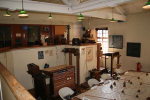 더 워시에서 런던까지의 지역을 통제하는 듀스포드의 섹터 통제실. 무선 및 전화 통신병은 위층에, 지도 주변 의자에 플롯 통신병이 있었다.