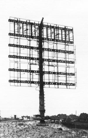 독일 프레야 조기 경보 레이더는 영국 부대에 필적했다. 그러나 조기 탐지만으로는 충분하지 않았다. 정보는 조종사에게 전달되어야 했다.