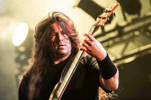 베이스 Sean Beasley는 2001년에 밴드에 합류하여 다잉 피터스의 듀얼 보컬 체제의 절반을 담당하고 있다.