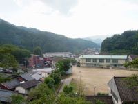 홈에서 본 마을 풍경(2006년 8월)사진 오른쪽에 호주야마 초등학교(2011년 3월 31일 폐교)가 보인다