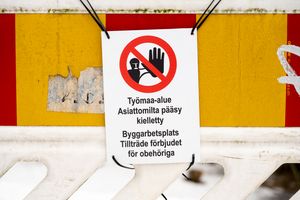 헬싱키 (핀란드어는 위쪽 텍스트, 스웨덴어는 아래쪽 텍스트)의 공사 현장에 있는 이중 언어 "무단 침입 금지" 표지판