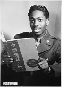 "라틴어, 그리스어, 스페인어, 프랑스어, 독일어, 일본어를 구사하는 뉴욕시 미첼 필드의 21세 수송 통신원인 로이드 A. 테일러 이병이 중국어 책을 공부하고 있다. 그는 이전에는 템플 대학교 의대생이었으며, 취미로 하루에 두 시간씩 언어를 공부한다."이 사진은 제2차 세계 대전 중에 촬영되었다.