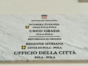 풀라/폴라 (이스트라)에 있는 공공 건물에 있는 크로아티아어-이탈리아어 이중 언어 표지판