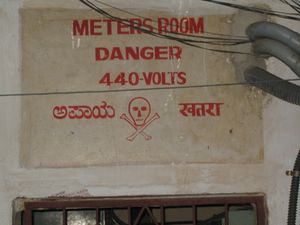 인도 방갈로르에서 발견된 영어, 칸나다어, 힌디어의 주의 메시지