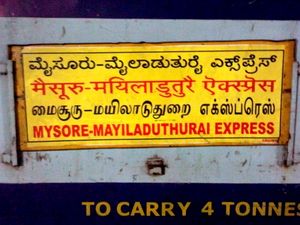 칸나다어, 힌디어, 타밀어, 영어의 4개 언어로 쓰인 남인도에서 발견된 기차 이름. 이러한 표지판은 언어가 다른 두 개 이상의 주를 통과하는 기차에서 흔히 볼 수 있다.