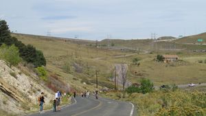 다이너소어 능선(Dinosaur Ridge)에는 보행자와 자전거만 접근할 수 있으며, 방문객은 가이드 버스 투어를 이용할 수도 있다.