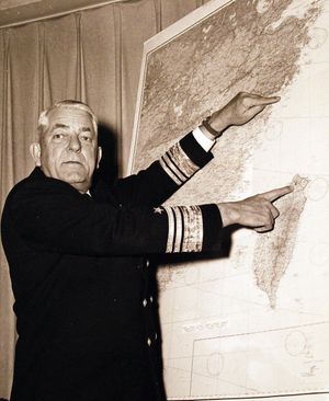 미 해군 부참모총장, 함대 작전 및 태세 부제독인 로버트 P. 브리스코(Robert P. Briscoe)가 1955년 2월 2일 펜타곤에서 다천섬 철수에 관한 기자 회견을 하고 있다.