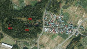  경외 참도・다카오카 가이도에서 묘소 주변의 항공 사진국토교통성 국토지리원 [https://mapps.gsi.go.jp/ 지도・항공 사진 열람 서비스]의 항공 사진을 기초로 작성