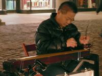 런던 코벤트 가든에서 공연하는 독현금 연주자, 구이 둬 창