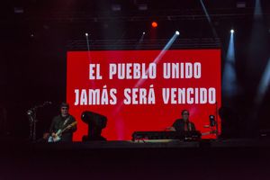 칠레 록 밴드 로스 트레스(Los Tres)가 노래를 부르고 있다.