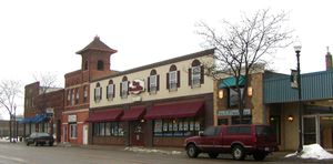 레이크빌의 시내는 20세기 초에 시작되어 현대적인 교외 개발과 대조를 이룬다.