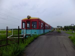 2012년 8월, 역 부지 근처 노선 옆에 보존된 3대의 이전 디젤 차량