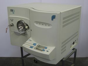 LCQ 질량 분석기 (mass spectrometer)는 질량 분석에 사용된다.