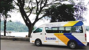 담리(DAMRI)가 마디운군에서 관광 서비스에 사용하는 토요타 하이에이스 미니버스