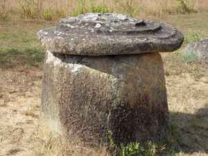 항아리 평원 – 뚜껑이 있는 항아리