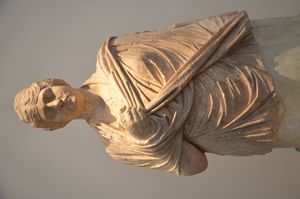 올림피아에 있는 헤로데스 아티쿠스의 님파에움에 위치한 대 파우스티나 조각상.