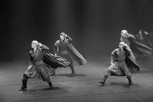 답케를 추는 팔레스타인 남성 무용가들의 모습