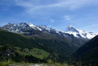 발 데렌(Val d'Hérens) 위에 솟아있는 당블랑쉬(오른쪽)
