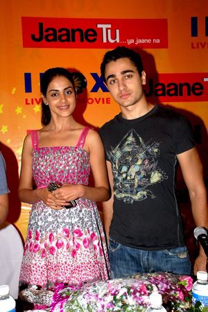 이 영화는 임란 칸의 데뷔작이자 제넬리아 드수자의 힌두 영화 복귀작이다.