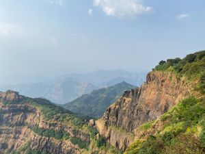  "Nazrein Milana Nazrein Churana" 곡은 마하발레쉬와르에서 촬영되었다.