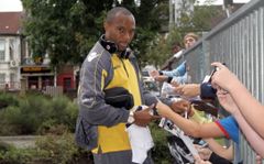 2010년 8월 볼린 그라운드에서 사인하는 대니 가비돈