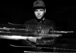 루킹 촬영 중인 대니얼 프랜지스 (사진: Tommy Agriodimas)