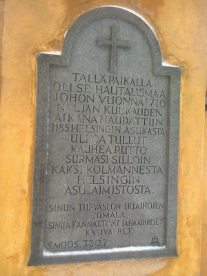 헬싱키 구 교회 공원 정문에 있는 기념 동판. 핀란드어 텍스트 번역: "이곳은 1710년 헬싱키 주민 1,185명이 4개월 동안 묻힌 묘지였다. 외국에서 온 끔찍한 전염병은 당시 헬싱키 주민의 2/3를 죽였다. – 영원하신 하나님은 너의 피난처이시고, 그의 영원한 팔은 너를 감싸신다. (신명기 32:27)"