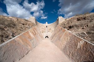 뉴멕시코 찰스 로스의 작품인 스타 액시스, 스타 터널 입구 북쪽 방향: (1971년–진행 중)