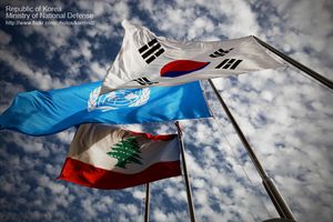 동명 부대 깃발과 태극기가 함께 게양된 모습.