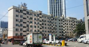 1971년에 건축된 서소문아파트. 서울특별시 서대문구에 있다.