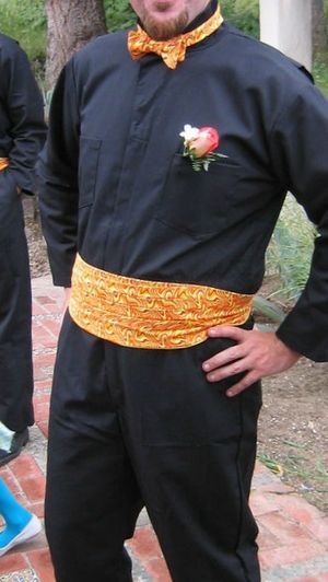 무늬가 있는 커머번드를 착용한 남성