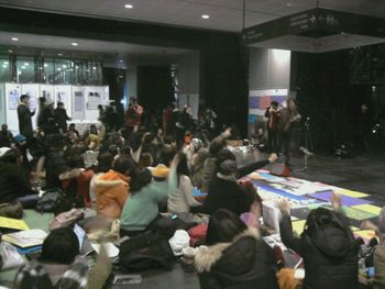 2014년 12월 8일, 서울시청 1층 로비에서 성소수자들이 서울시민인권헌장의 폐기를 항의하며 연좌시위를 벌이고 있다.