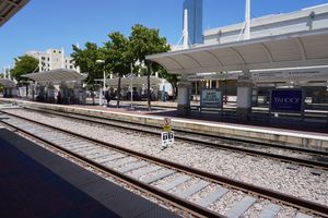 선로와 플랫폼 건너편 모습