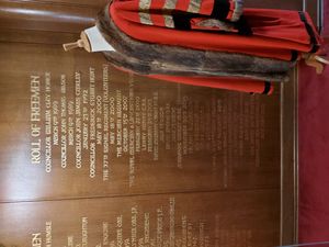 더들리 시의회 건물에 명예 시민 명단을 나열한 패널의 예시