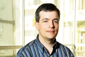 캐주얼하게 옷을 입은 젊은 남성