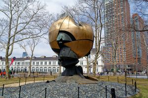 배터리 파크로 이전된 "더 스피어"(2015년)