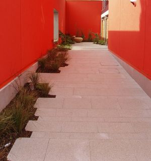 댄 피어슨이 디자인한 런던 채링 크로스에 위치한 Maggie's Centre 정원(2008)