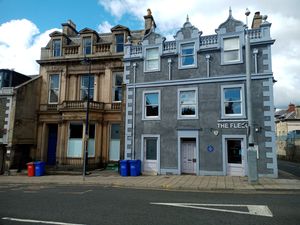 클럽 창립을 기념하는 플래카드가 있는 셀커크의 플리스 호텔