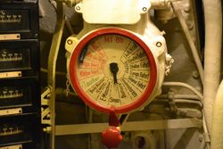 U-505의 엔진실에 위치한 기관 명령 전신 다이얼. "MT"는 Maschinen Telegraf (기관 전신)이고 "Bb"는 Backbord (좌현)을 나타낸다.