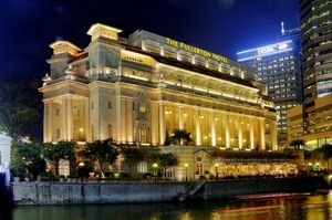 밤에 본 싱가포르 풀러턴 호텔